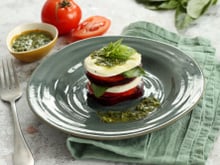 Mille-feuilles de mozzarella aux légumes