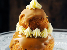 Religieuse au café
