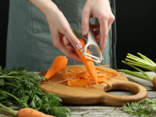 Ne jetez plus vos épluchures de légumes, c’est un trésor : voici notre astuce pour la transformer