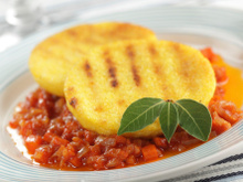 Galettes de polenta et compotée de légumes parfumée