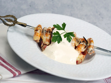 Brochettes de crevettes, écrasée de pommes de terre aux tomates