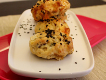 Scones Au roquefort Papillon, noisettes grillées et sésame