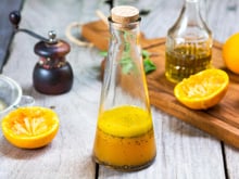 Avez-vous déjà pensé à remplacer le vinaigre dans la vinaigrette par cet ingrédient pour la rendre moins acide ?