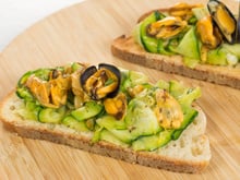 Bruschetta aux moules et aux courgettes