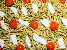 Salade de pâtes au pesto, jambon cru et mozzarella