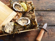 Pourquoi les huîtres s’achètent par 12 : l’explication que tout le monde ignore