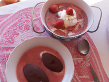 Soupe de fraise et quenelle de chocolat glacé