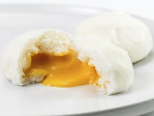 Liu Sha Bao ou petits buns vapeur garnis de crème aux œufs