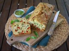 Cake aux poivrons, pesto et courgettes