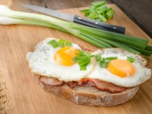 Tartines au jambon et aux œufs