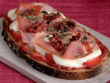 Tartine saint moret /jambon sur son lit de pesto