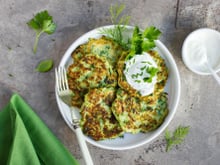 Galettes de courgettes, sauce au yaourt