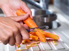 Voici 4 autres choses toutes bêtes que vous pouvez faire avec un économe QUE simplement éplucher !