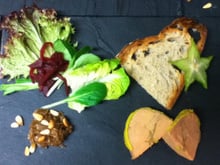 Assiette de foie gras et sa compote d'oignons, salade