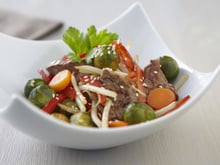 Wok de choux de Bruxelles, poivron et bœuf