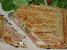 Croques au camembert et aux cornichons