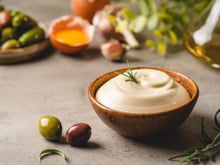 Avec seulement un filet d’huile, cette recette de mayonnaise légère est parfaite pour ne pas culpabiliser !