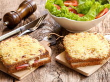 Croque-monsieur : savez-vous pourquoi ce classique qu’on aime tous s’appelle ainsi ?