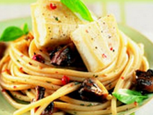 Nids de spaghettis au pesto et Rocamadour