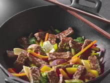 Wok de légumes et son haché au bœuf en émincés