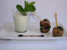 Smoothie de concombre, chèvre et menthe, minis-brochettes d'agneau épicées