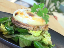 Salade mélangée et tartine de chèvre chaud