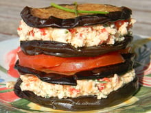 Millefeuille d'aubergines et fêta aux poivrons rouges