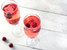 Saviez-vous qu’il est possible d’acheter le kir "Chamère" le cocktail pétillant de la série Emily in Paris ?