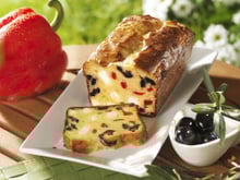 Cake aux poivrons, féta et olives