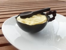 Le petit déjeuner est servi ! (coque chocolat noir et sa mousse chocolatblanc/noix de coco)