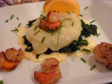 Saint jacques poêlées sur un lit d'épinard et sa sauce à l'orange