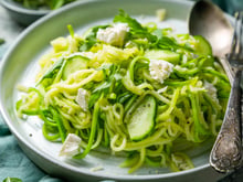 Spaghetti de courgette, concombre, feta et roquette : le plat ultra-frais et 100 % sans cuisson !