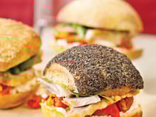 Assortiment de minis sandwichs de cuisses de dinde rôtie