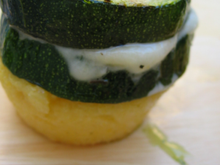 Pizza à l' Italienne base polenta et courgette coulis d' huile basilic