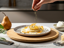 “Tagliatella farcita” à la Mozzarella di Bufala Campana AOP et à la poire caramélisée, sur fondue et tuiles croustillants de Asiago AOP