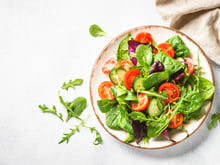 « Il y a souvent un piège là-dedans » : l'erreur que l'on fait tous en pleine canicule avec les salades de crudités selon une diététicienne