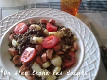 Salade de lentilles, saucisses, tomates, emmental