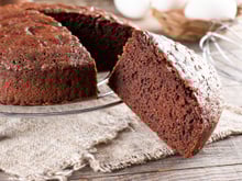 “Un gâteau hyper simple” : Julie Andrieu partage la recette de son gâteau au chocolat avec un ingrédient surprenant