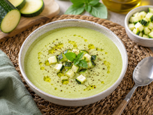 Oubliez le gaspacho de tomates : ce velouté glacé de courgettes à la menthe est l'entrée la plus rafraîchissante de l'été