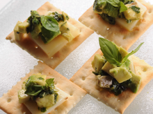 Tartine de crackers à lEtorki, avocat au basilic