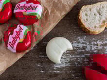 Vous serez surpris d’apprendre de quoi est vraiment faite la coque rouge du Babybel