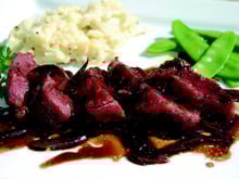 Noix de joue de porc confite, échalote au vinaigre balsamique et écrasé de céleri à la moutarde