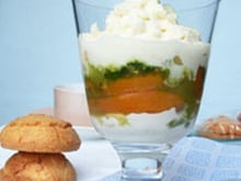 Verrines d'abricots rôtis, crème de mozzarella & pesto de basilic à l'orgeat