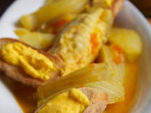 Filets de lotte, bouillon fenouil-safran et croûtons à la rouille