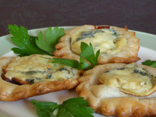 Tartelettes apéritives Fourme d'Ambert et pâte de coing