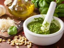 "Bien lisse, bien verte" : la recette de sauce au pistou du chef Éric Frechon pour sublimer vos plats d'été !