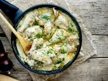 “J’aime la faire régulièrement en famille” : Laurent Mariotte partage sa recette de poulet avec le fromage star du moment !