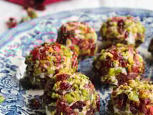 Truffes de roquefort aux pistaches et cranberries