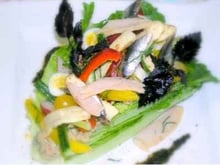 Salade niçoise, tapenade de thon et olives noires, petits croûtons à l'ail