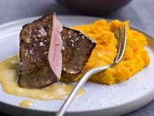 Foie de génisse, jus à la réglisse et purée de potimarron